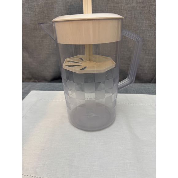 Pampered Chef Other - Vintage Pampered Chef 2 Quart Quick Stir Pitcher Clear Frosted Checkerboard Lid